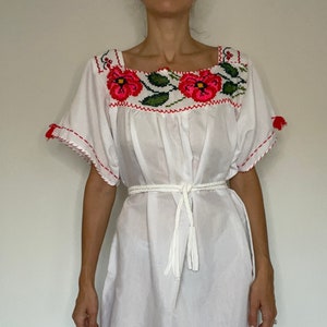 Vintage embroidered mexican peasant dress / beach cover up