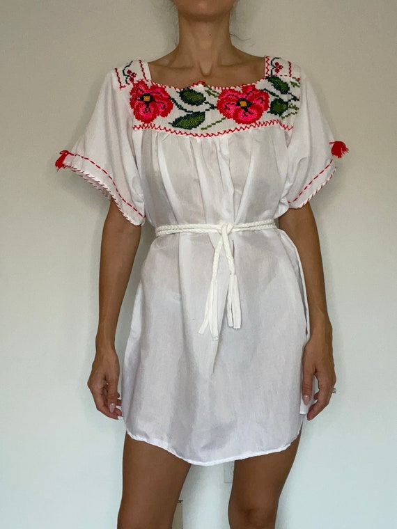 Vintage embroidered mexican peasant dress / beach 