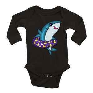 Mommy's Little Shark-y (klassischer Baby-Langarm-Body)