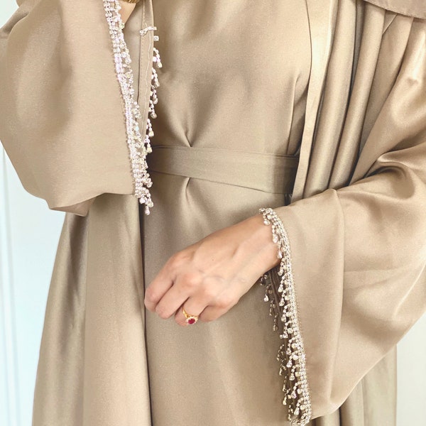 Ensemble d'abayas de luxe 4 pièces, abaya ouverte, abaya ornée, abaya de mariage, abaya pour une occasion, abaya strass, abaya dorée, abaya de demoiselle d'honneur