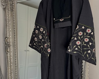 Jolie abaya brodée de fleurs, abaya à fleurs, abaya avec poche en lin, robe hijab modeste, abaya ouverte, Aïd abaya, robe modeste, kimono, caftan