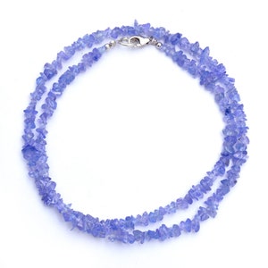 Peut inclure: Un collier à double rang de pierres précieuses bleues claires. Le collier a un fermoir argenté.