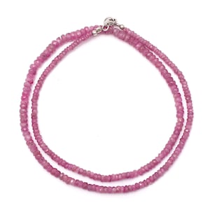 Puede incluir: Un delicado collar de piedras preciosas rosas con cierre de plata. El collar está hecho de pequeñas cuentas facetadas y es perfecto para superponer.