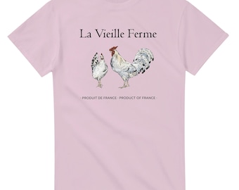 Op de afbeelding: Lichtroze T-shirt met de tekst "La Vieille Ferme" en een illustratie van een kip en een haan. Onder de illustratie staat de tekst "PRODUIT DE FRANCE - PRODUCT OF FRANCE".