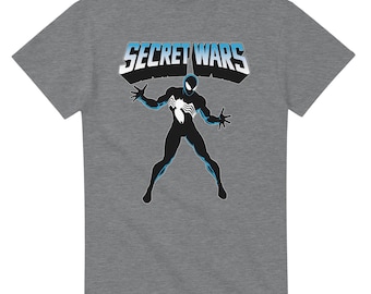 Op de afbeelding: Grijze t-shirt met een zwarte Spider-Man afbeelding en een wit spinnenembleem. De woorden "SECRET WARS" staan in witte en blauwe blokletters boven het personage.