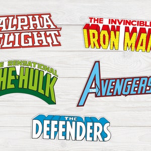 Puede incluir: Cinco logotipos de cómics coloridos sobre un fondo de madera blanca. Los logotipos son para Alpha Flight, The Invincible Iron Man, The Sensational She-Hulk, The Avengers y The Defenders.