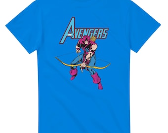 Op de afbeelding: Felblauw T-shirt met een stripboekillustratie van Hawkeye uit The Avengers. De afbeelding toont Hawkeye met pijl en boog, met het woord "Avengers" erboven. Het T-shirt is gemaakt van een zacht materiaal.