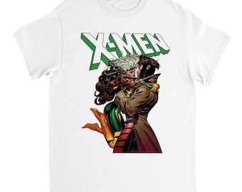 Op de afbeelding: Wit T-shirt met een grafische print van het X-Men-logo en een stripboekbeeld van de personages Rogue en Gambit die elkaar kussen.