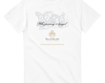Op de afbeelding: Wit T-shirt met gedetailleerde engel illustratie en de tekst "Whispering Angel". Onder de engel staat een wapen en de tekst "Cotes de Provence Rose 2024". Het shirt heeft een ronde hals.