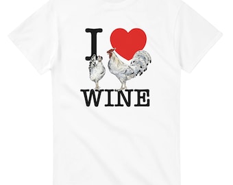 Op de afbeelding: Wit T-shirt met een grafisch ontwerp. Het ontwerp bevat de woorden "I" en "WINE" in het zwart, met een rood hart ertussen. Twee illustraties van kippen zijn ook in het ontwerp opgenomen.