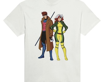 Op de afbeelding: Wit T-shirt met een cartoon afbeelding van Gambit en Rogue van de X-Men. Gambit draagt een bruine jas en een blauwe broek. Rogue draagt een groen en geel kostuum.