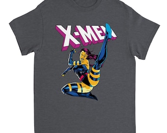 Op de afbeelding: Een donkergrijs T-shirt met een afbeelding van een vrouwelijke superheldin die trapt met de woorden "X-Men" in roze en witte letters.