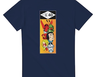 Op de afbeelding: Een marineblauw t-shirt met korte mouwen en een rechthoekige grafische print op de borst. De print toont een paneel in stripstijl met de tekst MAR #15 40c, met een groene insectachtige figuur, een menselijk gezicht, een blond persoon en een zilveren robotkop.