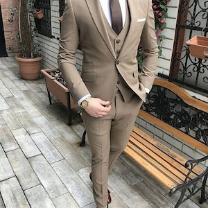 Herren Braune Anzüge 3-teilig, Slim Fit Eligant Anzüge, Strand Hochzeitskleidung Anzüge, Bräutigam Wear Anzüge, Party Wear Anzüge,