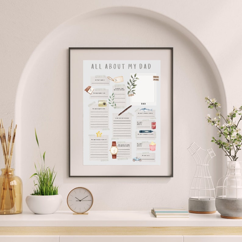 Op de afbeelding: Een printbare "Alles over mijn vader" poster met een lichtgrijze achtergrond en een witte rand. De poster bevat verschillende illustraties, waaronder een camera, een horloge, een auto, een vis en een popcorn emmer. De poster is ontworpen om te worden ingevuld met informatie over een vader.