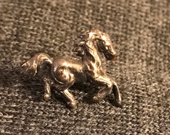 Pin de solapa de caballo de reposo de calidad.