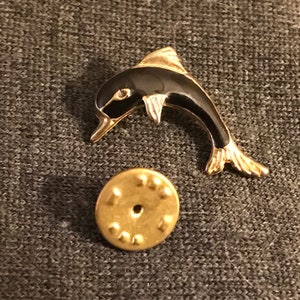 Pin de solapa de delfín esmaltado clásico imagen 3