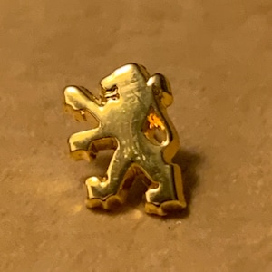 Classic gold &#39;Peugeot&#39; lion symbol Lapel Pin