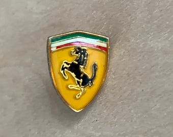 NOWOŚĆ Przypinka do klapy z tarczą Ferrari i tańczącym koniem