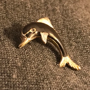 Pin de solapa de delfín esmaltado clásico imagen 1