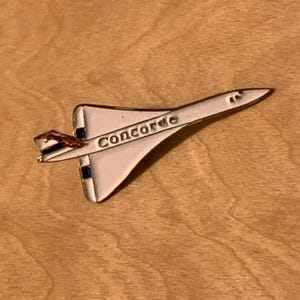 Elegante weiße Vintage Concorde Anstecknadel