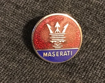 Superbe insigne Maserati émaillé bordeaux et bleu foncé, épinglette Maserati