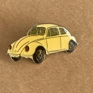 Ravissante épinglette vintage blanche en émail pour voiture coccinelle VW