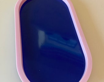 Vassoio portapillole ovale in resina blu navy e rosa, ideale come vassoio per gioielli o piccoli oggetti.
