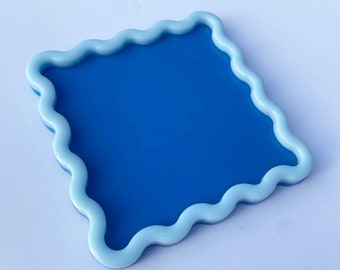 Vassoio portaoggetti quadrato ondulato in resina blu brillante e azzurro cielo
