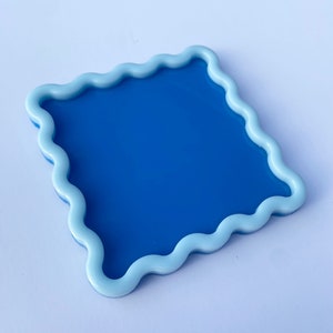 Helderblauwe en hemelsblauwe Wiggle kronkelende golvende vierkante hars trinket opvangschaaltje