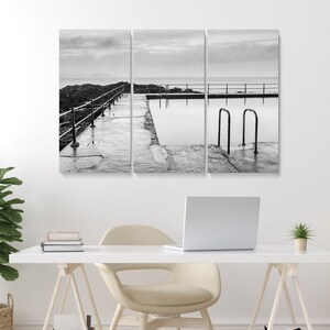Puede incluir: Una foto en blanco y negro de una piscina con una escalera y una valla. La piscina está vacía y el agua está quieta. La foto está dividida en tres paneles.