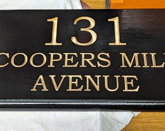 Aangepast satijnzwart huisnummerbord: gepersonaliseerde adresplaat