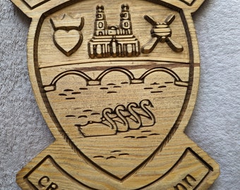 Gesneden Westmeath Hurling-bord afgewerkt in Satin Oak