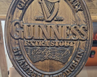 Großes geschnitztes Guinness Bar Schild aus Holz.
