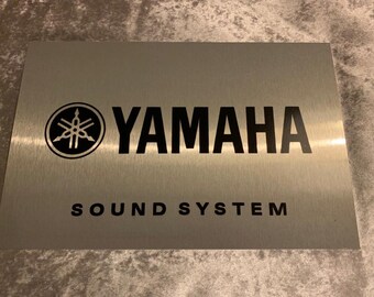 YAMAHA Cinema-bord - geborsteld zilver aluminium.