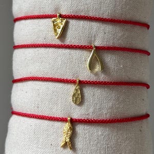 Pulseira minimalista ajustável com pingente da sorte em prata 925 banhada a ouro e fio vermelho.