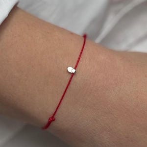 Pulsera de hilo rojo con pequeñas cuentas de plata de ley: ajustable y con protección mínima, cordón de color personalizado.