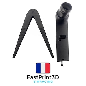 Może przedstawiać: Dwa czarne, drukowane w 3D elementy. Jeden ma kształt litery V, drugi to zakrzywiona rura z logo. Obraz zawiera tekst "FastPrint3D SIMRACING" i francuską flagę.