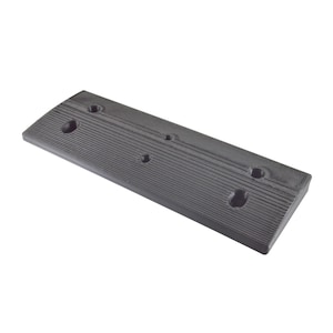 Könnte beinhalten: Ein rechteckiges, dunkelgraues Holzbrett mit einer strukturierten, gerillten Oberfläche. Das Brett hat vier kreisförmige Löcher. Die Holzmaserung ist sichtbar und trägt zu seinem rustikalen Aussehen bei.