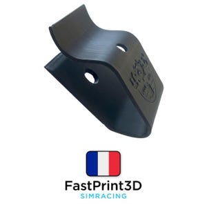 Peut inclure: Un support noir incurvé avec deux trous et un logo. Le support est fait d'un matériau texturé. Le texte "FastPrint3D SIMRACING" est en dessous du support, avec un drapeau français.