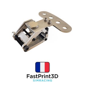 Op de afbeelding: Een zilverkleurig mechanisch apparaat met een gebogen, sleufplaat en een cilindrisch onderdeel. Het apparaat heeft meerdere schroeven en een veer. De afbeelding bevat de tekst "FastPrint3D SIMRACING" en een Franse vlag.