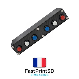 Puede incluir: Un panel de control rectangular negro con seis botones de colores: rojo, blanco y azul. El panel tiene una textura de fibra de carbono y está asegurado con pequeños tornillos plateados. La imagen incluye el texto "FastPrint3D SIMRACING" y una bandera francesa.