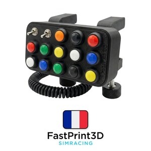 Peut inclure: Boîtier de boutons de simulation de course noir avec plusieurs boutons colorés et interrupteurs à bascule. Comprend un câble spiralé et du matériel de montage réglable. Le boîtier porte le logo du drapeau français et le texte "FastPrint3D SIMRACING".