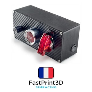Puede incluir: Una caja de control negra con textura de fibra de carbono, con un botón rojo "ENGINE START", un interruptor basculante y una perilla giratoria. La caja también tiene un pequeño interruptor de encendido/apagado. El producto es para sim racing.