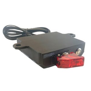 Peut inclure: Un appareil électronique rectangulaire noir avec une lumière rouge rectangulaire attachée. Un câble noir s'étend de l'appareil. L'appareil a une surface texturée et semble être en plastique.