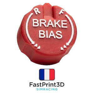 Puede incluir: Un mando rojo de ajuste de la distribución de frenado con texto y flechas blancas. El texto dice "BRAKE BIAS" con "R" y "F" a cada lado. El mando tiene una superficie texturizada y está diseñado para simulación de carreras.