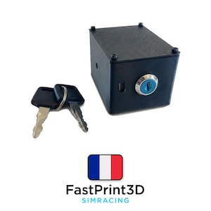 Op de afbeelding: Een zwarte rechthoekige doos met een sleutelslot en twee sleutels. Het slot heeft een blauw midden. De doos heeft een USB-poort. De afbeelding bevat ook de tekst "FastPrint3D SIMRACING" en een Franse vlag.