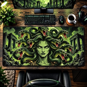 Puede incluir: Una alfombrilla de escritorio rectangular con una ilustración detallada de una figura de piel verde con serpientes por cabello, sobre un fondo de pilares de piedra antiguos. El diseño utiliza una paleta de colores verde vibrante y negro con serpientes.