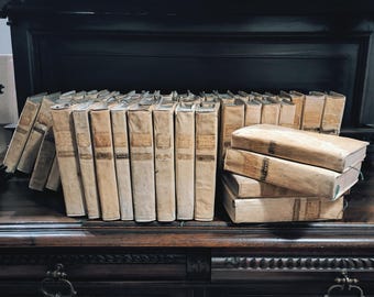 Diese Sammlung antiker biblischer Bücher umfasst insgesamt 46 Bände, zweisprachig in Italienisch und Latein, gedruckt in Neapel im Jahr 1786.