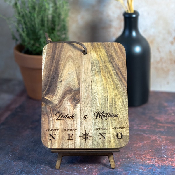 Tavola da aperitivo personalizzabile in acacia di 20 x 15 cm. È il regalo ideale per una cremagliera o un anniversario.